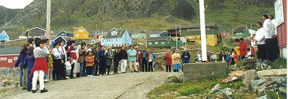 Morgensang i Arsuk. � Suulut Foto 1998.